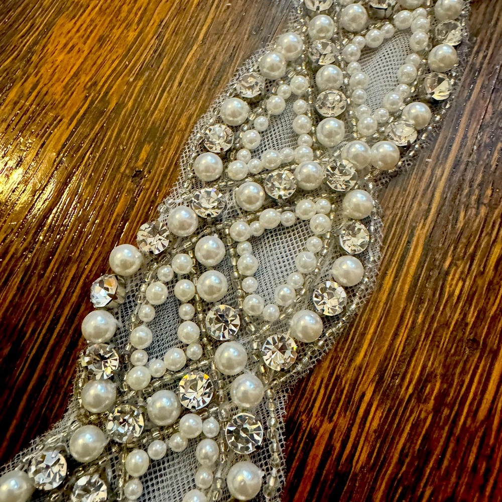 Elegant Pearl and Crystal Belt
